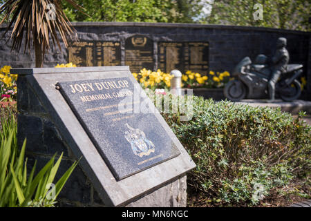 Gedenktafel am Eingang des Joey Dunlop Memorial Garden, Ballymoney, Nordirland Stockfoto