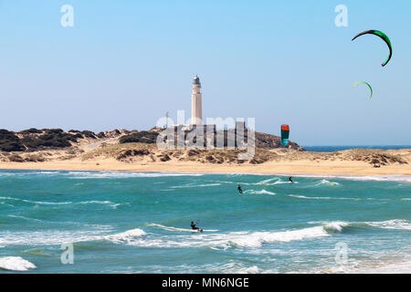 Leute, Kitesurfen am Strand von Los Caños de Meca, neben dem Leuchtturm von Trafalgar, an der Küste von Cadiz, Spanien Stockfoto