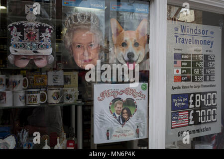 Touristische Währung die Preise und die königliche Familie Souvenirs und Waren zum Verkauf in einem touristischen Geschenk Shop Fenster wie der königlichen Stadt Windsor wird fertig für die königliche Hochzeit zwischen Prinz Harry und seine amerikanischen Verlobten Meghan Markle, am 14. Mai 2018 in London, England. Stockfoto