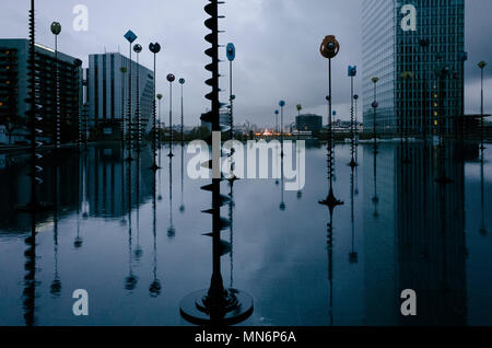 Takis pool Skulptur, La Defense Business District von Paris, Frankreich Stockfoto