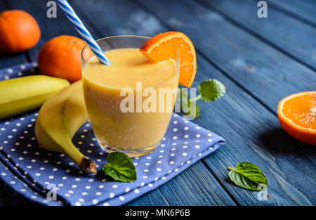 Frische Mandarine Smoothie mit Bananen und Joghurt im Glas Stockfoto