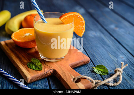 Frische Mandarine Smoothie mit Bananen und Joghurt im Glas Stockfoto