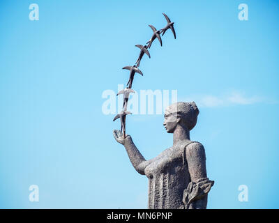 VILNIUS, LITAUEN - 1. Mai 2018: Die ersten Schwalben Skulptur von Juozas Mikenas auf dem klaren Himmel Hintergrund Stockfoto