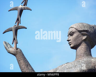 VILNIUS, LITAUEN - 1. Mai 2018: Die ersten Schwalben Skulptur von Juozas Mikenas auf dem klaren Himmel Hintergrund Stockfoto