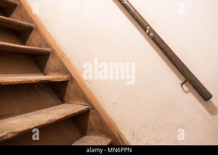 Alt, dreckig retro Treppe zum Dachboden des alten Landhauses. Stockfoto