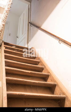 Alt, dreckig retro Treppe zum Dachboden des alten Landhauses. Stockfoto