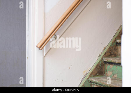 Alt, dreckig retro Treppe zum Dachboden des alten Landhauses. Stockfoto