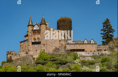 Hoch über dem Rhein, Neu-Katzeneinbogen oder Katz Schloss wurde im Jahre 1370 erbaut. Heute steht es als ein Luxus Hotel. Stockfoto