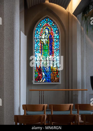 Glasfenster der Geburt Jesu, Interieur der Hallgrimskirkja, Reykjavik, Island Stockfoto