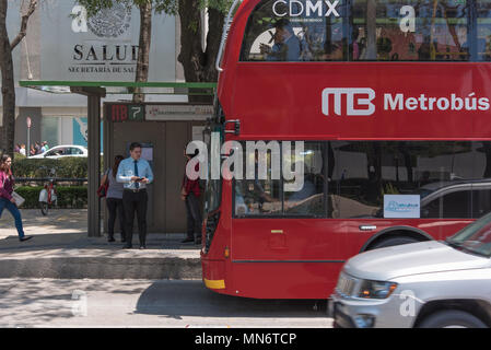 Ein métrobus Doppeldecker Bus kommt zu einem Anschlag am Paseo de la Reforma, Mexico City Stockfoto