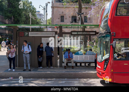 Ein métrobus Doppeldecker Bus kommt zu einem Anschlag am Paseo de la Reforma, Mexico City Stockfoto