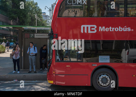 Ein métrobus Doppeldecker Bus kommt zu einem Anschlag am Paseo de la Reforma, Mexico City Stockfoto