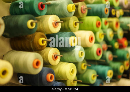 Sammlung von Green Threads auf Spulen Stockfoto
