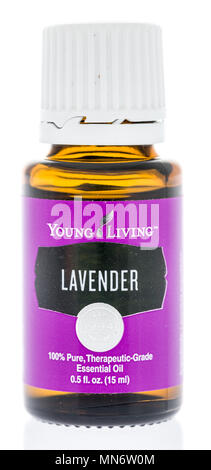 Winneconne, WI - 28 April 2018: eine Flasche Young Living ätherische Öl in Lavendel auf einem isolierten Hintergrund. Stockfoto