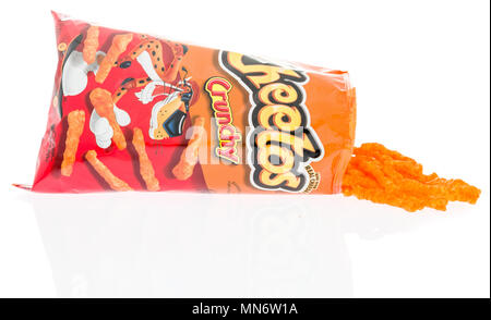 Winneconne, WI - 28 April 2018: eine Tasche von Cheetos crunchy auf einem isolierten Hintergrund. Stockfoto