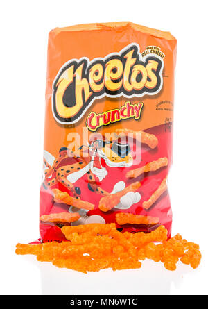 Winneconne, WI - 28 April 2018: eine Tasche von Cheetos crunchy auf einem isolierten Hintergrund. Stockfoto