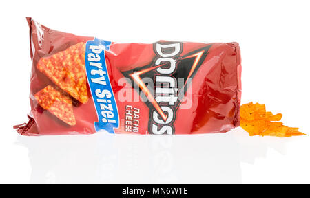 Winneconne, WI - 28 April 2018: eine Tüte mit Doritos Chips Nacho Käse Geschmack auf einem isolierten Hintergrund. Stockfoto