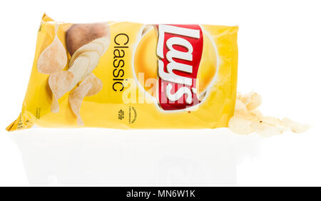 Winneconne, WI - 28 April 2018: eine Tüte enthält klassische Kartoffelchips auf einem isolierten Hintergrund. Stockfoto