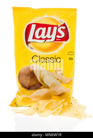 Winneconne, WI - 28 April 2018: eine Tüte enthält klassische Kartoffelchips auf einem isolierten Hintergrund. Stockfoto