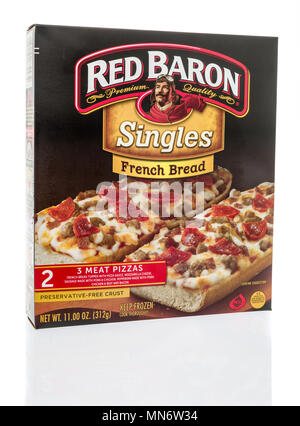 Winneconne, WI - 8. Mai 2018: Eine Box mit Red Baron singles französisches Brot Pizza in 3 Fleisch auf einem isolierten Hintergrund Stockfoto