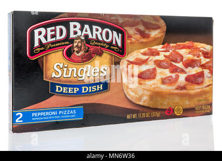 Winneconne, WI - 8. Mai 2018: Eine Box mit Red Baron singles Deep Dish Pepperoni Pizza an einem isolierten Hintergrund Stockfoto