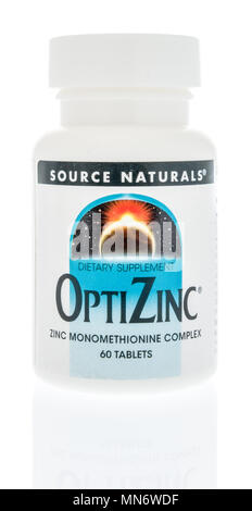 Winneconne, WI - 10. Mai 2018: Eine Flasche Source Naturals optizinc Ergänzung in einem isolierten Hintergrund Stockfoto