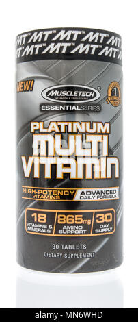 Winneconne, WI - 10. Mai 2018: Eine Flasche Muscletech Platin Multivitaminpräparat auf einem isolierten Hintergrund Stockfoto