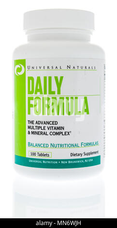 Winneconne, WI - 11. Mai 2018: Eine Flasche Universal Naturals täglich Formel multiviatmin Ergänzung in einem isolierten Hintergrund Stockfoto