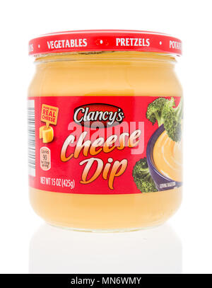 Winneconne, WI - 11. Mai 2018: ein Glas von Clancy; s Käse dip auf einem isolierten Hintergrund Stockfoto