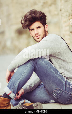 Attraktiver Geschäftsmann und Geschäftsfrau Händeschütteln außerhalb des Bürogebäudes. Paar arbeiten. Stockfoto