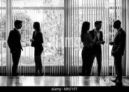 Mehrere Silhouetten von Geschäftsleuten Interaktion Hintergrund Business Centrer Stockfoto