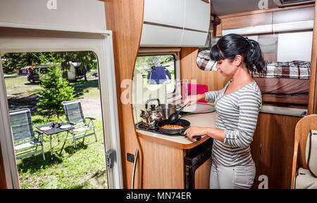 Frau kochen im Wohnmobil, reisemobil Interieur. Familie Urlaub Reisen, Urlaub im Reisemobil, Caravan Auto Urlaub. Stockfoto