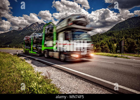 Lkw-Anhänger Transporte neue Autos Fahrten auf der Autobahn Stockfoto