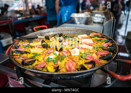 Verschiedene Meeresfrüchte in den Regalen der Fischmarkt in Norwegen, Bergen Stockfoto