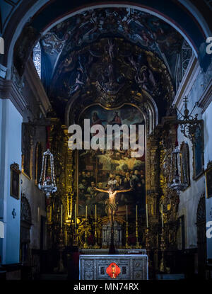 Innenraum der Kirche Iglesia de San Isidoro, Jesus am Kreuz und Kruzifix, Sevilla (Sevilla), Andalusien, Spanien Stockfoto