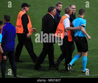 Republik Irland Senior Team Manager Martin O'Neill stellt Schiedsrichter Zbynek Proske nach dem Elfmeterschießen während der UEFA-U17-Meisterschaft viertel Finale von der Proact Stadium, Burton. Stockfoto