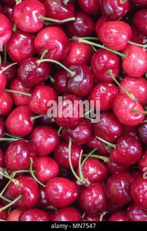 fresh cherries for sale at borough market in central london. fresh fruits and vegetables on a greengrocers stall at a country or farmers market. fruit Stockfoto