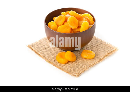 Ganze getrocknete Aprikosen Obst in Houten auf weißem Hintergrund Stockfoto