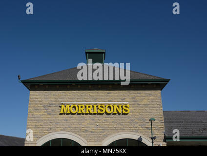 Morrisons Supermarkt mit Steinmauer und Schieferdach mit klarem blauen Himmel in ramsbottom lancashire uk Stockfoto