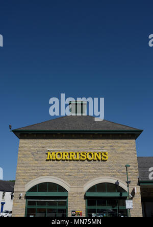 Morrisons Supermarkt mit Steinmauer zwei Steinfensterbögen und Schieferdach in der Frühlingssonne in ramsbottom lancashire uk Stockfoto