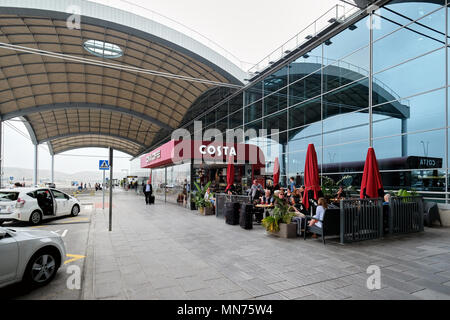 Alicante, Spanien - 28. April 2018: die Leute an der Internationale Flughafen Alicante, auch als Alicante-Elche Flughafen bekannt, ist derzeit die fünftgrößte Ai Stockfoto