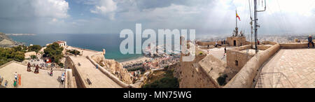 Alicante, Spanien - 27. April 2018: Panorama von einer aus dem 16. Jahrhundert Schloss von Santa Barbara steht auf dem Berg Benacantil, einem der eindrucksvollsten Sehenswürdigkeiten Stockfoto