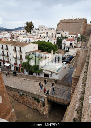 Insel Ibiza, Spanien - 5. Mai 2018: die Altstadt von Ibiza. Touristen am Haupteingang der Stadtmauer von Ibiza, es wurde zwischen 1584 und 15 gebaut Stockfoto