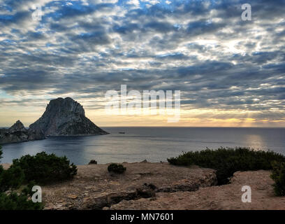 Malerische Aussicht auf die geheimnisvolle Insel Es Vedra bei Sonnenuntergang. Insel Ibiza, Balearen. Spanien Stockfoto