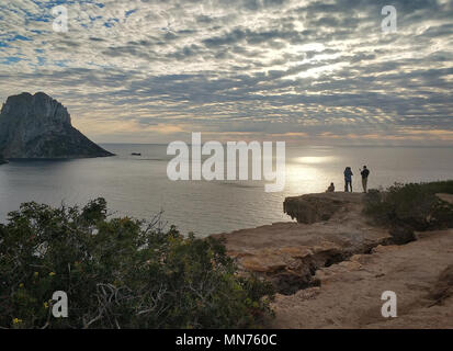 Malerische Aussicht auf die geheimnisvolle Insel Es Vedra bei Sonnenuntergang. Insel Ibiza, Balearen. Spanien Stockfoto