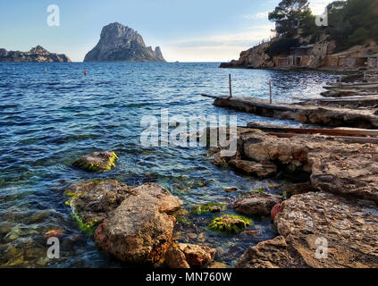 Malerische Aussicht auf die geheimnisvolle Insel Es Vedra. Insel Ibiza, Balearen. Spanien Stockfoto