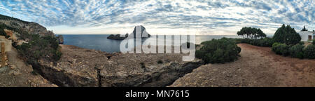 Panoramablick auf die geheimnisvolle Insel Es Vedra. Insel Ibiza, Balearen. Spanien Stockfoto