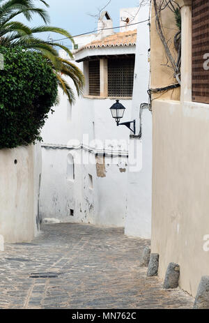 Leer, weiß getünchten Straße mit Kopfsteinpflaster in der Altstadt von Ibiza (Eivissa), Balearen. Spanien Stockfoto