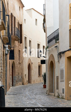 Charmante leere Straße mit Kopfsteinpflaster in der Altstadt von Ibiza (Eivissa), Balearen. Spanien Stockfoto