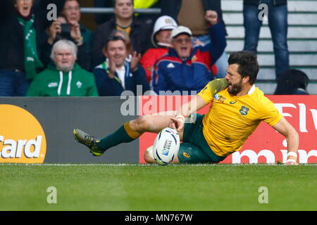 Adam Ashley-Cooper läuft in einem zweiten Versuch für Australien während der IRB-RWC 2015 Ð Halbfinale 2 Match 46, zwischen Argentinien v Australia (UAR v Wallabies) bei Twickenham Stadium. London, England. 24. Oktober 2015 Stockfoto